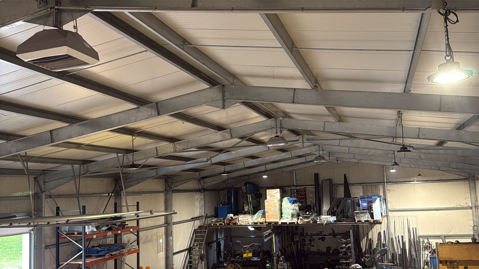 Installation de destratificateurs d’air dans un atelier industriel